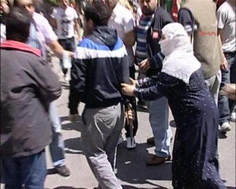 Etrafa molotof atan BDP'liyi linç edeceklerdi - Resim 4