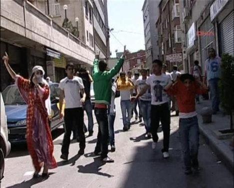 Etrafa molotof atan BDP'liyi linç edeceklerdi - Resim 1