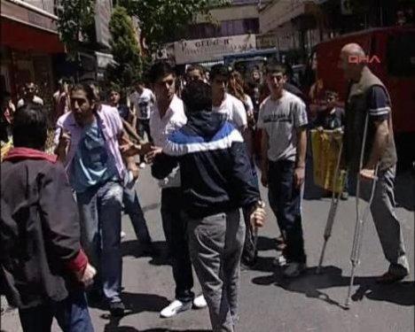 Etrafa molotof atan BDP'liyi linç edeceklerdi - Resim 2