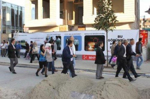 Polis MHP afişini kaldırdı