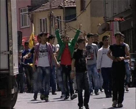 Etrafa molotof atan BDP'liyi linç edeceklerdi - Resim 3