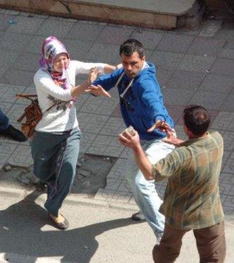 Kızıyla ilişkiye giren arkadaşını dövdü - Resim 6
