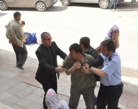Kızıyla ilişkiye giren arkadaşını dövdü - Resim 8