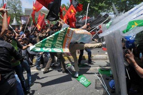 Dolmabahçe'de polisle öğrenciler arasında arbede - Resim 5