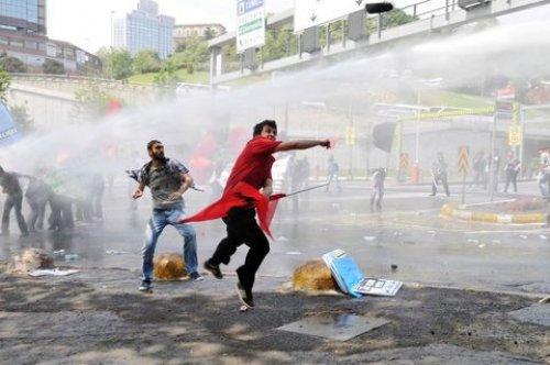 Dolmabahçe'de polisle öğrenciler arasında arbede - Resim 16