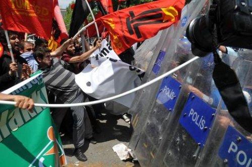 Dolmabahçe'de polisle öğrenciler arasında arbede - Resim 7