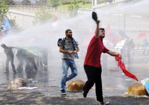 Dolmabahçe'de polisle öğrenciler arasında arbede - Resim 10