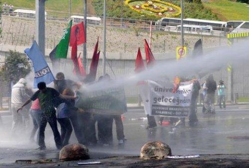 Dolmabahçe'de polisle öğrenciler arasında arbede - Resim 8