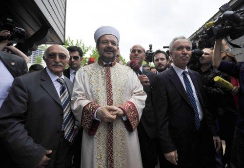 Diyanet Başkanı Cem evinde - Resim 3