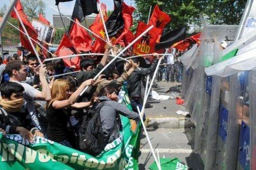 Dolmabahçe'de polisle öğrenciler arasında arbede - Resim 13