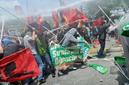 Dolmabahçe'de polisle öğrenciler arasında arbede - Resim 4
