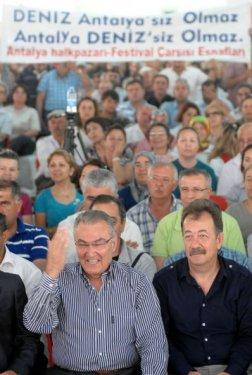 Deniz Baykal'ı mest eden pankart - Resim 1