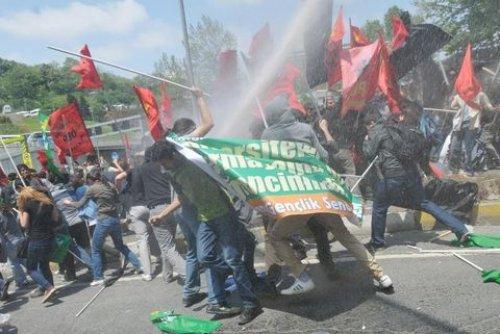 Dolmabahçe'de polisle öğrenciler arasında arbede - Resim 17