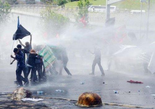 Dolmabahçe'de polisle öğrenciler arasında arbede - Resim 12