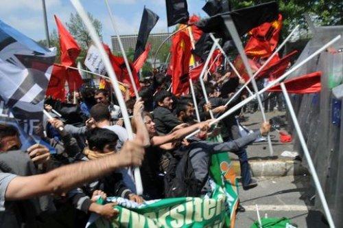 Dolmabahçe'de polisle öğrenciler arasında arbede - Resim 1