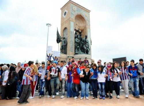 Trabzonspor taraftarından Aziz Yıldırım'a öfke yürüyüşü