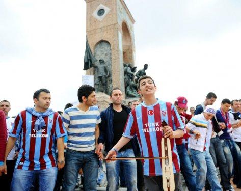 Trabzonspor taraftarından Aziz Yıldırım'a öfke yürüyüşü