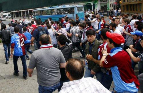 Trabzonspor taraftarından Aziz Yıldırım'a öfke yürüyüşü