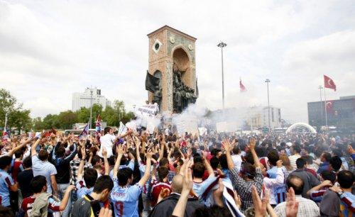 Trabzonspor taraftarından Aziz Yıldırım'a öfke yürüyüşü