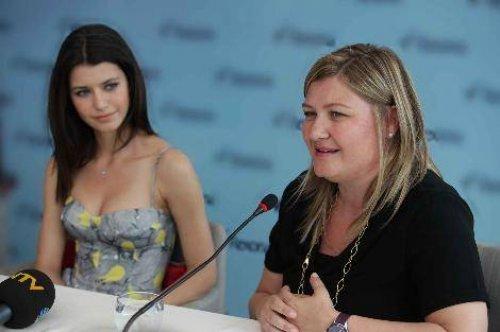 Beren Saat'in dekoltesi