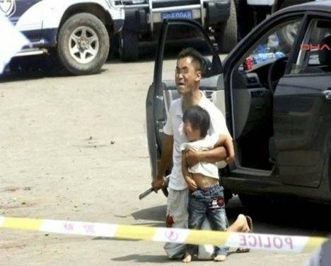 Kızını samuray bıçağı ile rehin aldı - Resim 1
