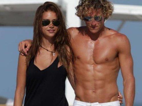 Forlan sevgilisiyle tatilde