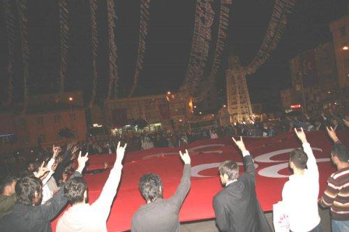 AKP ile MHP arasında bayrak gerginliği