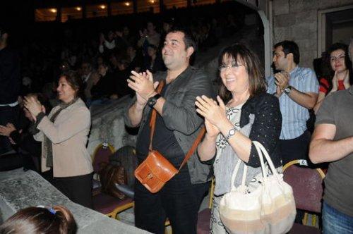 Ata Demirer'in annesi Özge Borak'ı sahnede izledi 