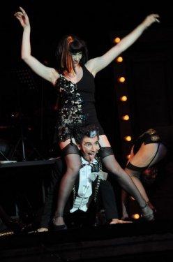 Ata Demirer'in annesi Özge Borak'ı sahnede izledi 