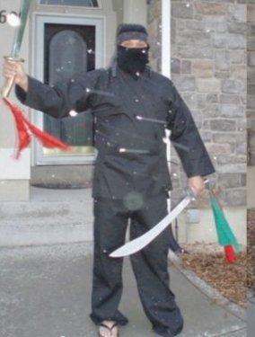 Oğlunu okula her gün farklı kostümle uğurluyor