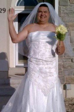 Oğlunu okula her gün farklı kostümle uğurluyor