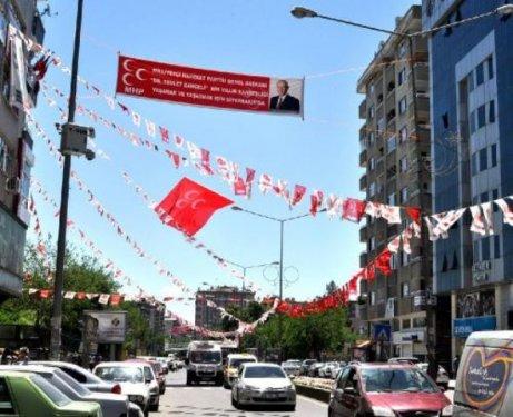 Diyarbakır'da BDP ve MHP afişleri yan yana