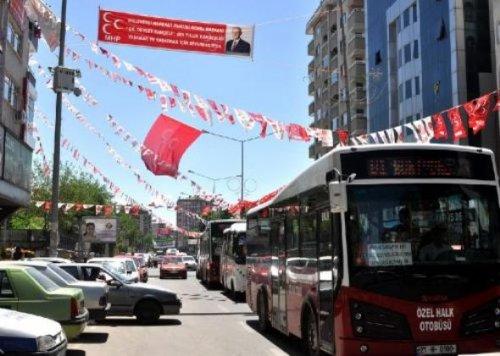 Diyarbakır'da BDP ve MHP afişleri yan yana