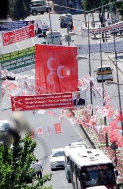 Diyarbakır'da BDP ve MHP afişleri yan yana