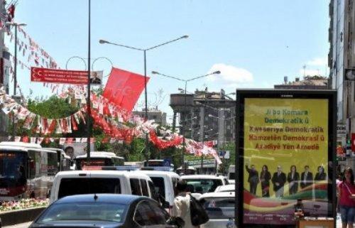 Diyarbakır'da BDP ve MHP afişleri yan yana