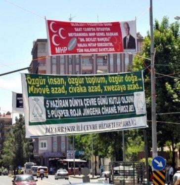 Diyarbakır'da BDP ve MHP afişleri yan yana