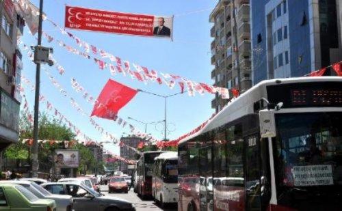Diyarbakır'da BDP ve MHP afişleri yan yana