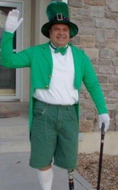 Oğlunu okula her gün farklı kostümle uğurluyor