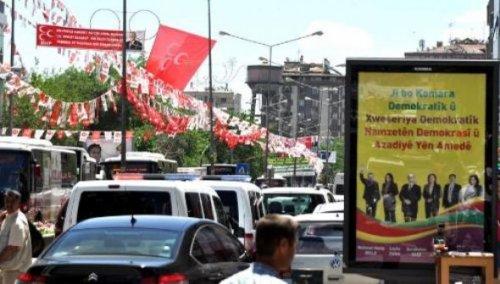 Diyarbakır'da BDP ve MHP afişleri yan yana