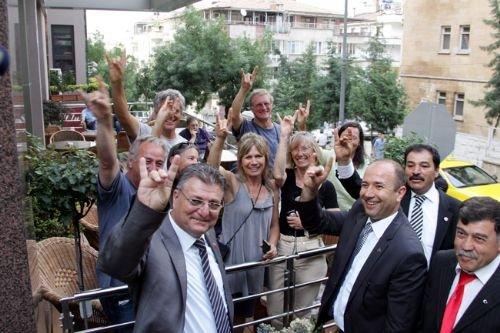Turistler Bahçeli'yi Bozkurt işaretiyle selamladılar - Resim 3