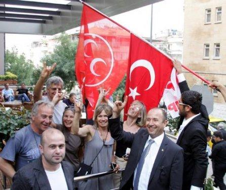 Turistler Bahçeli'yi Bozkurt işaretiyle selamladılar - Resim 4