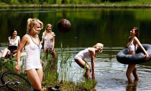 Alman futbolcular Playboy'a soyundu 