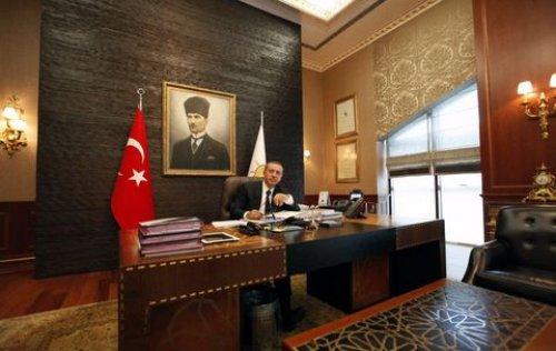 Reuters Erdoğan'ın çalışma odasında - Resim 1