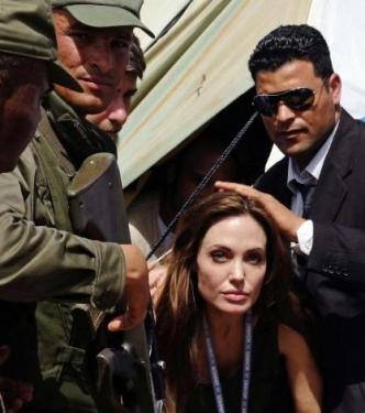 Angelina Jolie Libya-Tunus sınırında - Resim 8
