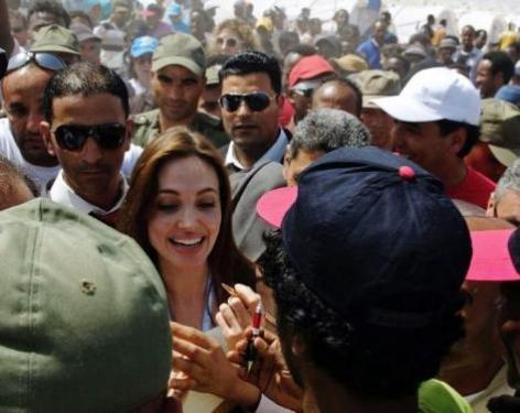 Angelina Jolie Libya-Tunus sınırında - Resim 7