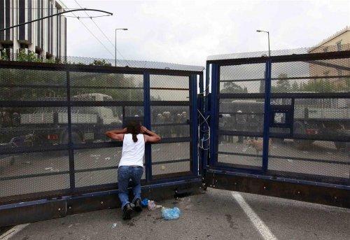 Yunanistan savaş alanına döndü  - Resim 35