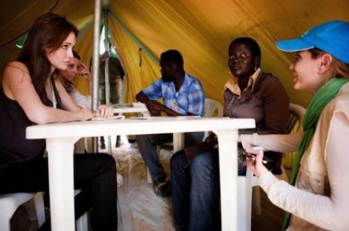 Angelina Jolie Libya-Tunus sınırında - Resim 4
