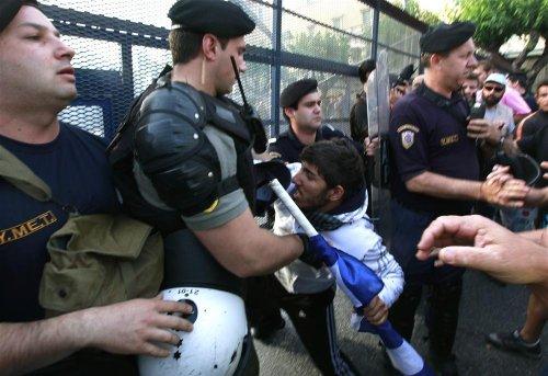 Yunanistan savaş alanına döndü  - Resim 12