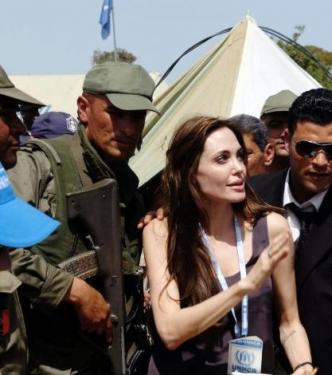 Angelina Jolie Libya-Tunus sınırında - Resim 10