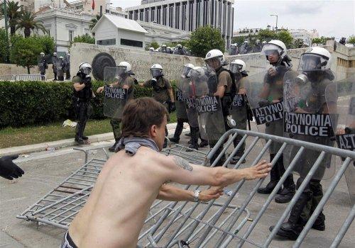 Yunanistan savaş alanına döndü  - Resim 28